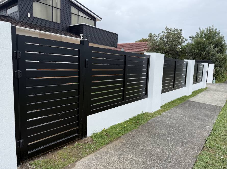 Modern dark double-layer aluminum fencing by Homelovers in Auckland, providing superior privacy and property aesthetics.
